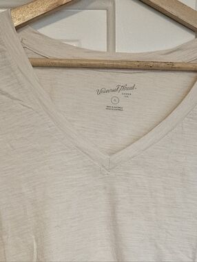 Universal Thread Cream V-Neck Short Sleeve Tee